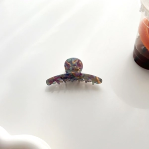 Détail macro du motif marbré coloré élégant sur la pince à cheveux en acétate