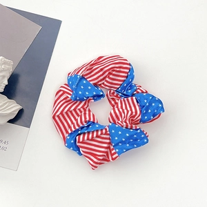 Detailansicht eines Satin-Haargummis mit US-Flaggenmuster auf sauberem weißem Hintergrund