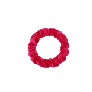 Fuchsia fluwelen haarelastiek voor hittevrije krullen met zachte textuur op wit
