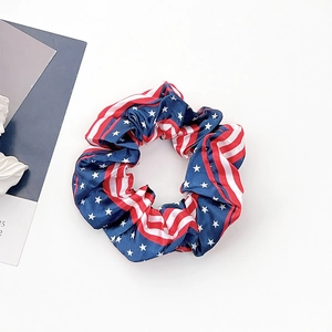 Nahaufnahme des Satin-Haargummis mit US-Flaggen-Muster aus Sternen und Streifen