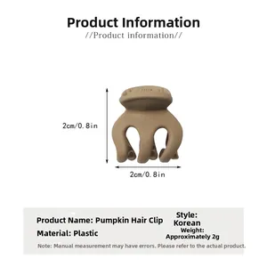 Vue détaillée de la pince à cheveux citrouille kaki en plastique mesurant 2cm et pesant 2g