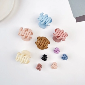 Vue de dessus de pinces à cheveux mates en plastique coloré de différentes tailles