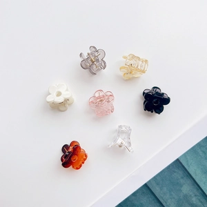 Lot de mini pinces à cheveux fleurs aux couleurs variées comme l'ambre et le rose sur blanc
