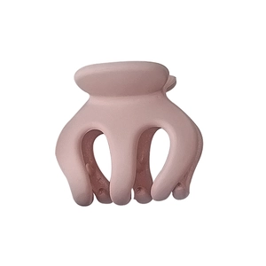 Pince à cheveux mate rose pour queue de cheval et frange sur fond blanc épuré
