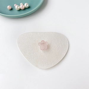 Gros plan sur la mini pince à cheveux fleur rose translucide sur fond blanc