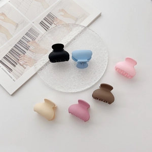 Set aus 6 matten kleinen Haarspangen in Morandi-Farben für einen eleganten Look