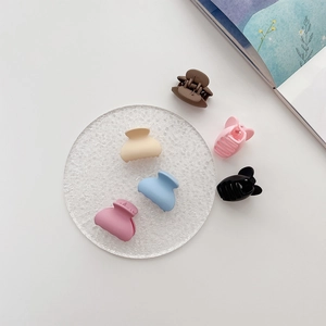 Makroaufnahme matter kleiner Haarklammern in Macaron-Farben mit Schleifendesigns