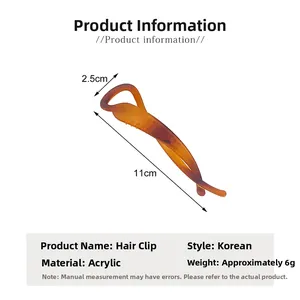 Détail d'une pince à cheveux en acrylique ambre avec dimensions de 11 cm de long et 2,5 cm de large
