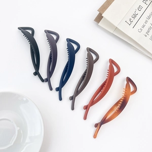 Lot de 6 pinces à cheveux banane mates de couleurs variées sur un fond blanc pur