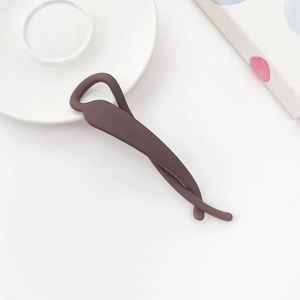 Détail de la pince banane marron café avec finition mate givrée sur fond blanc épuré