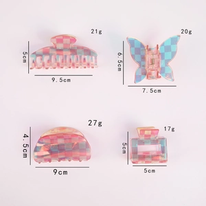 Detailed dimensions and weight specifications for pink laser checkerboard hair clips