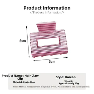 Détail d'une pince à cheveux carrée en acétate de 5cm avec rayures mauves et résine