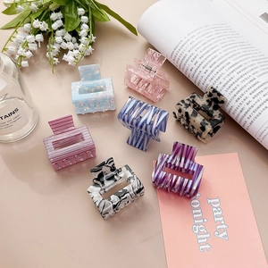 Lot de 7 pinces à cheveux carrées en acétate coloré aux motifs marbrés et floraux variés