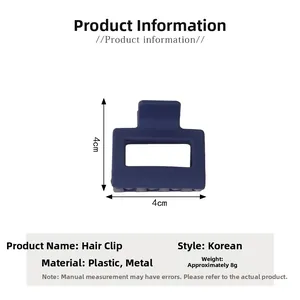 Dettaglio di una pinza per capelli quadrata blu opaco da 4 cm con misure indicate