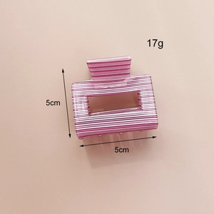 Pince à cheveux carrée minimaliste en acétate avec rayures roses et dimensions 5cm