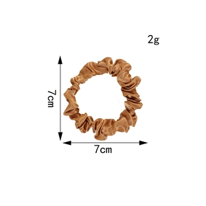 Chouchou en satin marron foncé avec texture froissée, taille 7 cm x 7 cm élégant