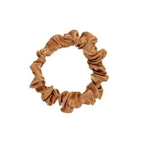 Chouchou en satin bronze brillant avec plis élégants sur un fond blanc pur