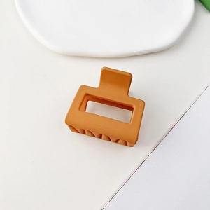 Dettaglio della clip per capelli quadrata caramello opaco con il suo design a denti antiscivolo