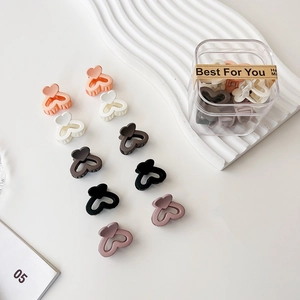 Mini pinces à cheveux en forme de cœur mat aux couleurs pastel sur fond blanc élégant