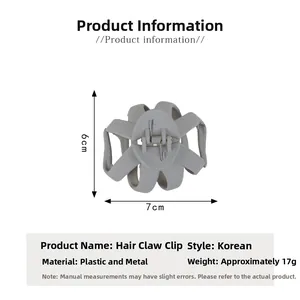 Dettaglio della molletta opaca grigia con dimensioni 7x6cm e design a denti incrociati