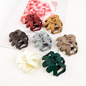 Set di grandi fermagli per capelli opachi in sette colori con design cavo moderno