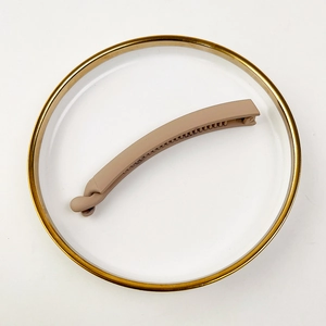 Close-up of matte banana hair clip in khaki with non-slip teeth and twist lock design