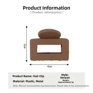 Dettaglio di una pinza per capelli marrone opaca 4x3cm con dimensioni e peso di 9g