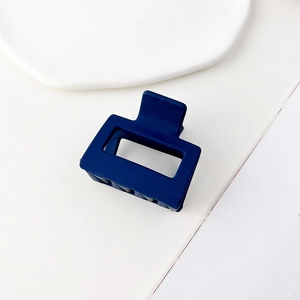 Dettaglio del fermaglio per capelli rettangolare blu scuro opaco con design cavo