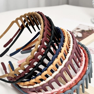 Close-up of matte non-slip hairbands with wavy teeth design in Morandi colors