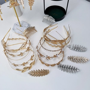 Vista macro di accessori per capelli da sposa con foglie dorate e argentate e perle