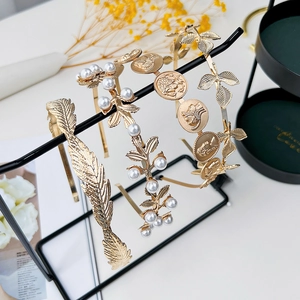 Set di quattro cerchietti dorati da sposa con foglie, piume, perle e motivi a moneta
