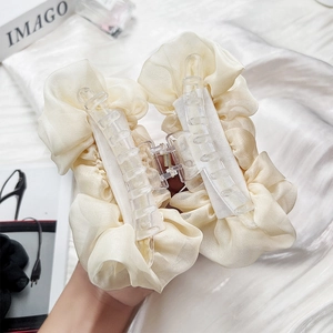 Eleganter Haarklammer aus cremefarbenem Chiffon in Faltenoptik für Damen in Handansicht