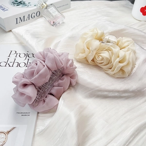 Elegante Blumen Haarklammern aus Chiffon in Rosa und Cremeweiß für Damenfrisuren