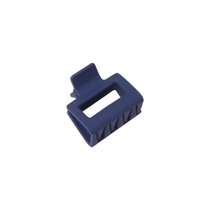 Pinza per capelli rettangolare blu navy opaco con design a molla su sfondo bianco