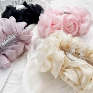Detail von geschichteten Chiffon-Blumen-Haarklammern in Schwarz, Rosa, Lila und Beige