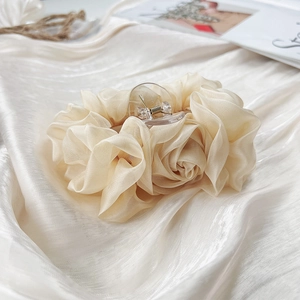Detailansicht der eleganten Haarklammer aus beigem Chiffon mit weichen Seidenblüten