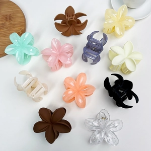 Pinces à cheveux en forme de fleur de frangipanier mate en plusieurs couleurs