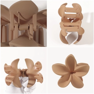 Pince à cheveux fleur de frangipanier mate marron café avec vues sous plusieurs angles