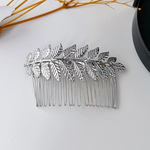 Dettaglio del pettine per capelli da sposa in metallo argento con foglie testurizzate