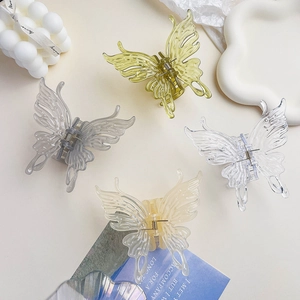 Lot de quatre pinces à cheveux papillon 3D en résine olive, grise, claire et crème