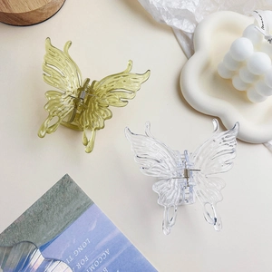 Vue détaillée des pinces à cheveux papillon translucides avec texture fine des ailes