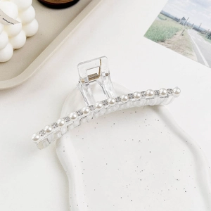 Detailansicht der transparenten Haarklammer mit eleganten Perlen und glitzernden Steinen