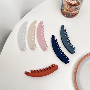 Fermagli a banana opachi in sei colori per uno styling minimalista della coda di cavallo