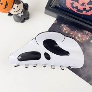 Dettaglio della molletta Ghostface con design a maschera di fantasma per Halloween