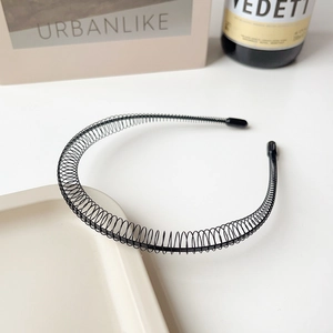 Vue détaillée du serre-tête spirale noir avec embouts de protection pour hommes et femmes