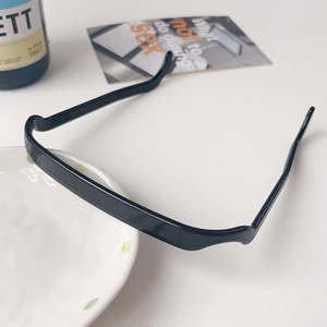 Gros plan d'un serre-tête carré noir invisible avec une finition lisse et durable
