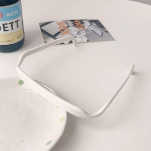 Gros plan du serre-tête carré blanc minimaliste avec une finition mate en résine