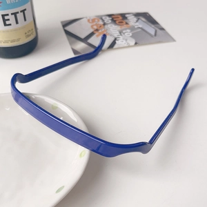 Vue détaillée d'un serre-tête carré bleu foncé sur une assiette pour la coiffure