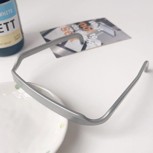Gros plan d'un serre-tête carré invisible gris argenté minimaliste avec finition mate