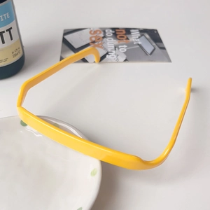 Vue détaillée du serre-tête carré jaune vif montrant une finition brillante et un design épuré
